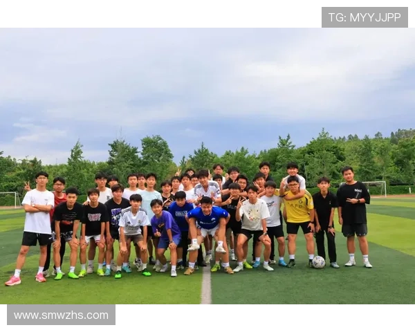 帅哥与足球明星亲密合影展现青春活力与运动魅力的完美结合