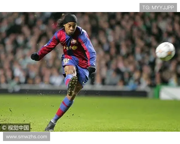 足球明星在绿茵场上的温情时刻展现人性光辉与无私奉献的感人故事 足球明星在绿茵场上的温情时刻展现人性光辉与无私奉献的感人故事