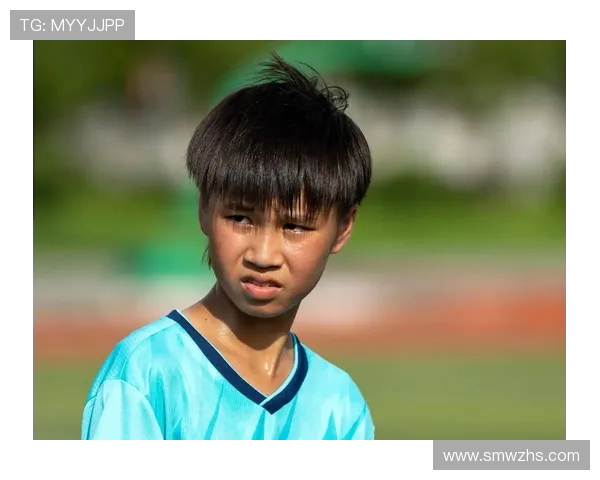 个性发型与足球梦想交织的女孩们展现青春活力与无限可能